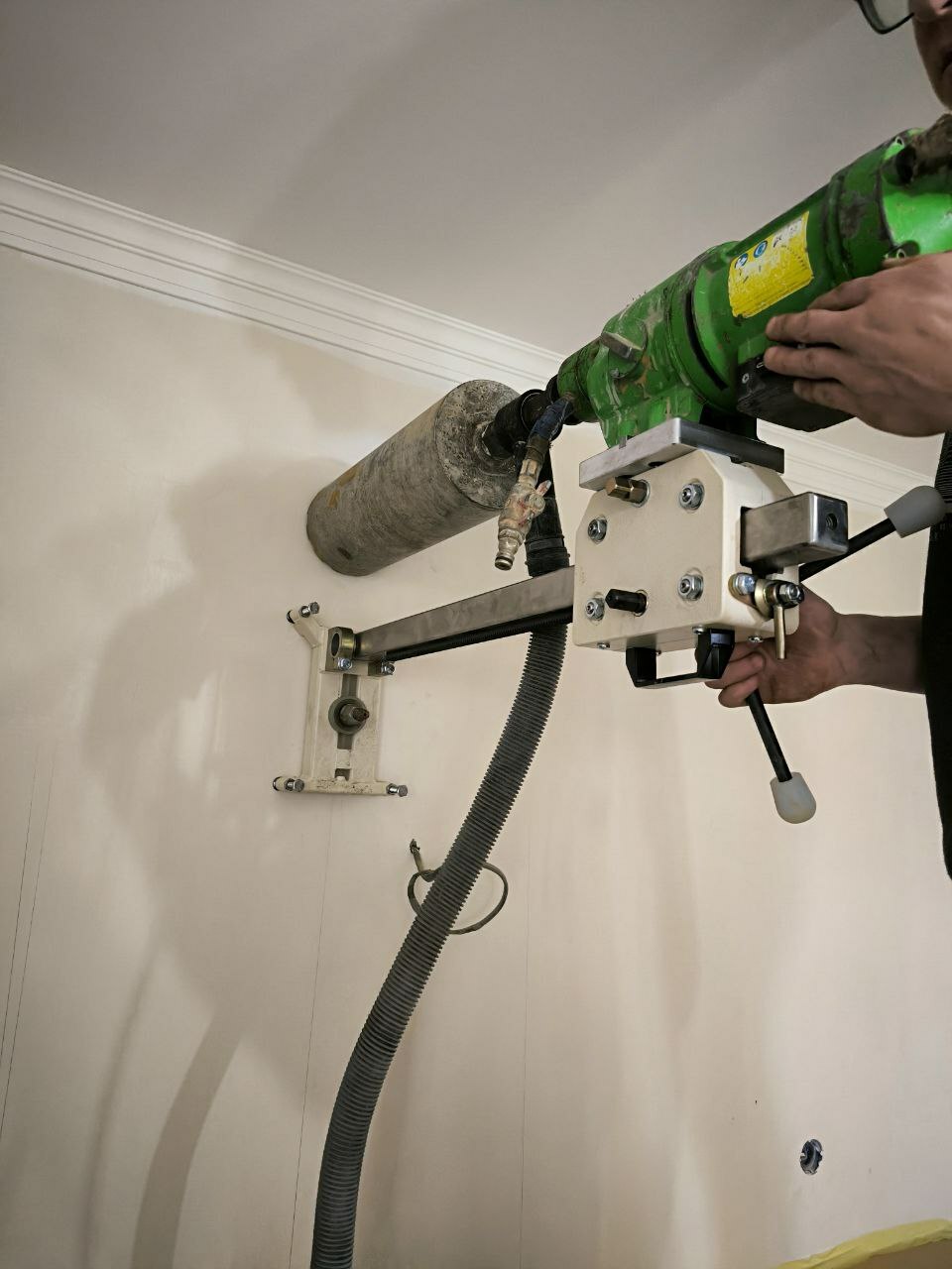 Алмазное бурение отверстий сухим методом Алмазное бурение отверстий сухим методом