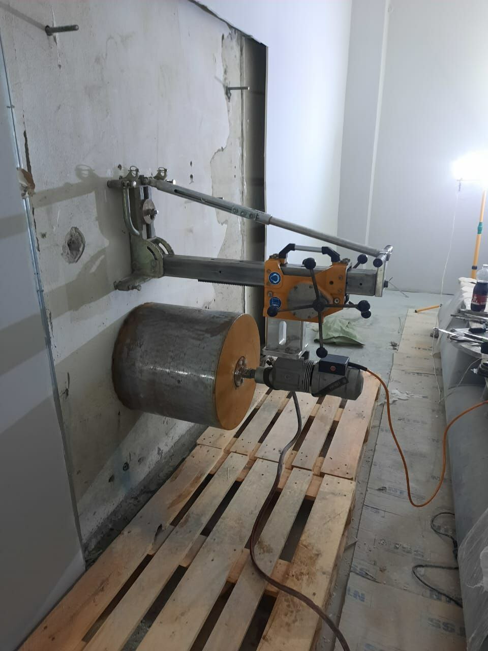 Алмазное бурение отверстий большого диаметра Алмазное бурение отверстий большого диаметра